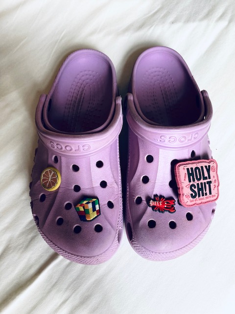 Crocs van Yasmine De Laet uit Holy Sh!t – gedoneerd door Mona Mina Leon